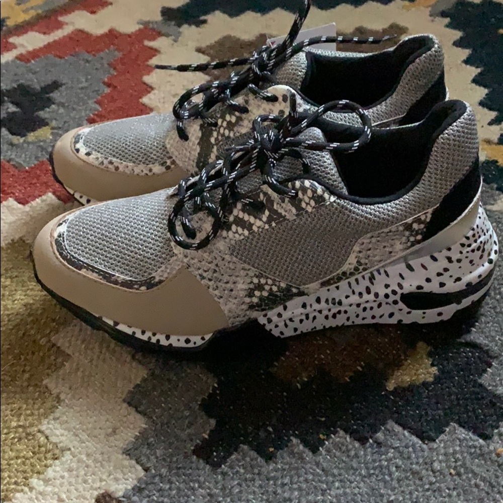Steve Madden 8 snake spots polka dot tan silver